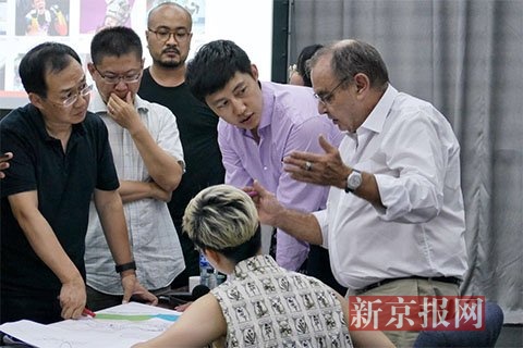 彼得·查尔斯和其它与会人员交流。新京报记者 王嘉宁 摄
