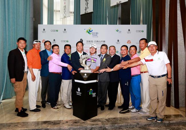 新闻发布会合影