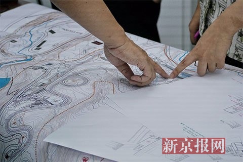 与会人员看着冬奥赛场图纸讨论。新京报记者 王嘉宁 摄