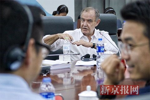 彼得·查尔斯在会议现场发言。新京报记者 王嘉宁 摄