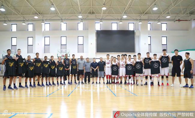 浙江回浦中学以79-80不敌美国高中联队