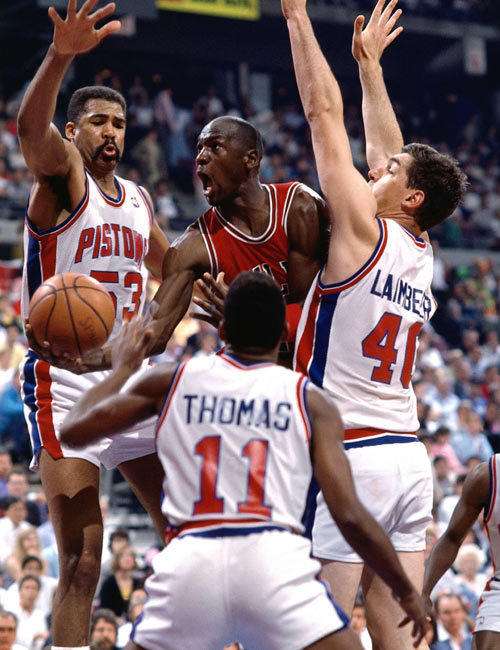 第3场在芝加哥,"微笑刺客"8投2中仅得5分,乔丹却26投16中,罚球15中14