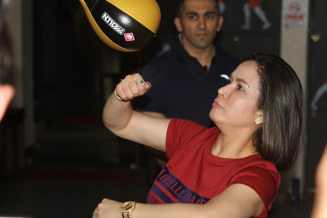 帕奎奥妻子打梨球