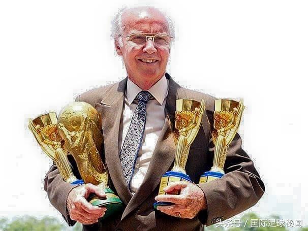 扎加洛手揽四座世界杯奖杯