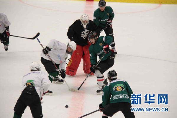 中国小球员与当地球员合练。新华网 发