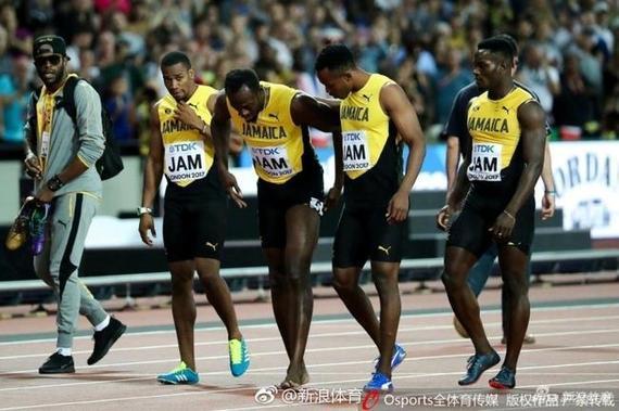 队友搀扶博尔特走到终点
