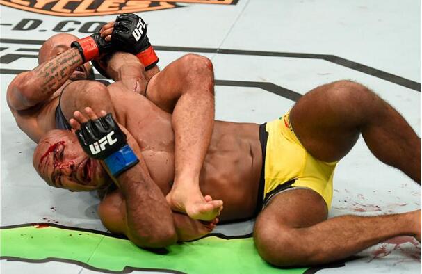 ufc上半年最佳降服:狄米崔斯十字固终结雷斯