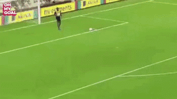 趣图：博尔特大脚，助攻自己进球！