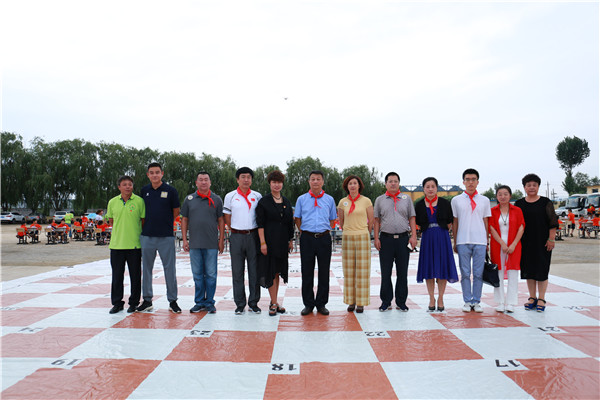 夏令营活动领导和嘉宾合影