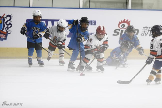 2017“新浪杯”亚洲青少年冰球联赛总决赛第三日选拔组U6比赛