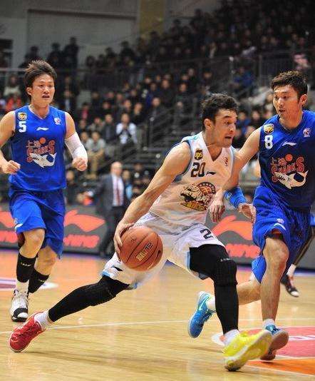 球员将不允许穿着“鸳鸯鞋”(资料图)