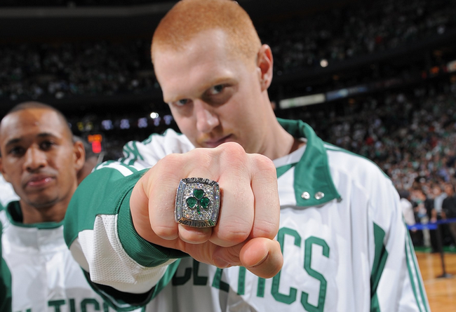 白曼巴big3联赛的一场比赛间隙,艾弗森走向一位红发白人球员,两人击掌