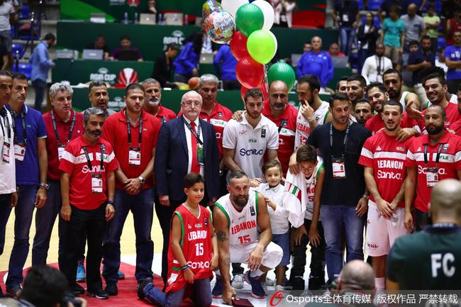黎巴嫩赛后为哈蒂布办了退役仪式