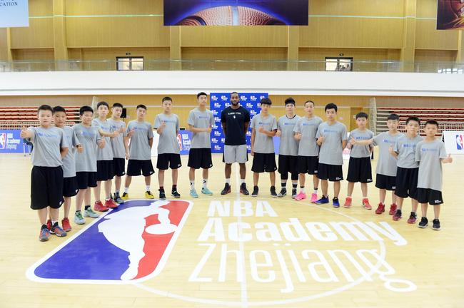 卡哇伊与小球员合影