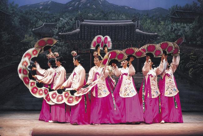 朝鲜族扇舞精彩表演