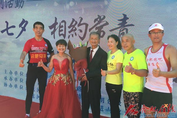 跑友们纷纷赶来为二老庆祝金婚