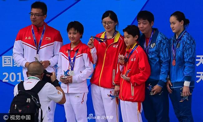 张家齐（右三）