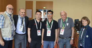 亚军新睿桥牌（左三左四）、冠军Wbridge5（右二）合影