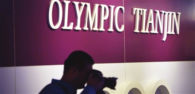 8月25日，市民在位于天津民园体育场的天津市体育博物馆内参观。