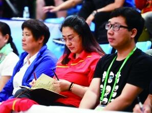 无缘决赛的老将陈颖在场边做观赛笔记。 北京晨报记者 王巍/摄