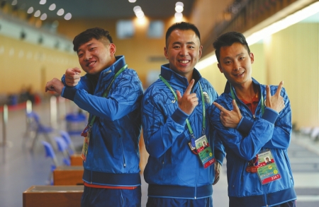 按朱局长的“授意”，四川射击天团的三兄弟这个造型的确很酷。（左起姚云璁、曹逸飞、刘天佑）