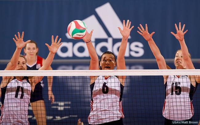 美国女排在美国杯上的比赛瞬间