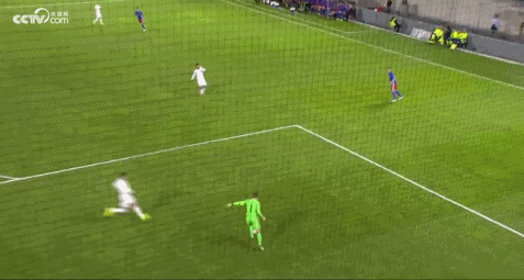 业余失误门将开大脚抡空了送西班牙空门gif