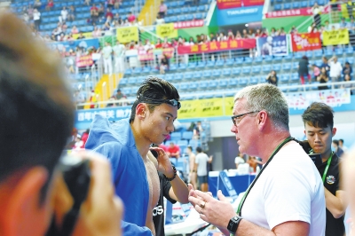 宁泽涛与教练布朗进行交流