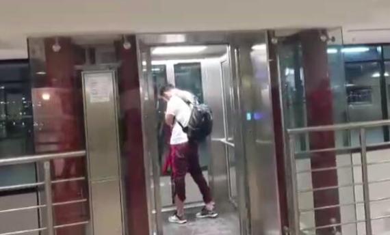 冯潇霆哭泣背影惹怜