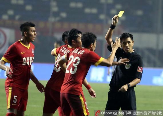 顾春含将吹罚鲁能与苏宁的比赛