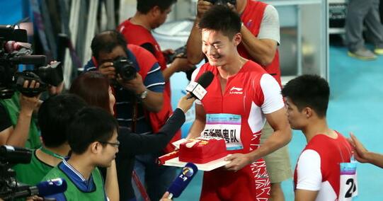 张培萌赛后获队友赠送蛋糕