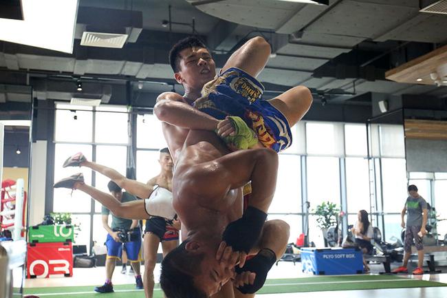 抱着搭档拼速度