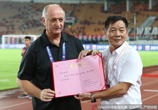 斯科拉里获得证书