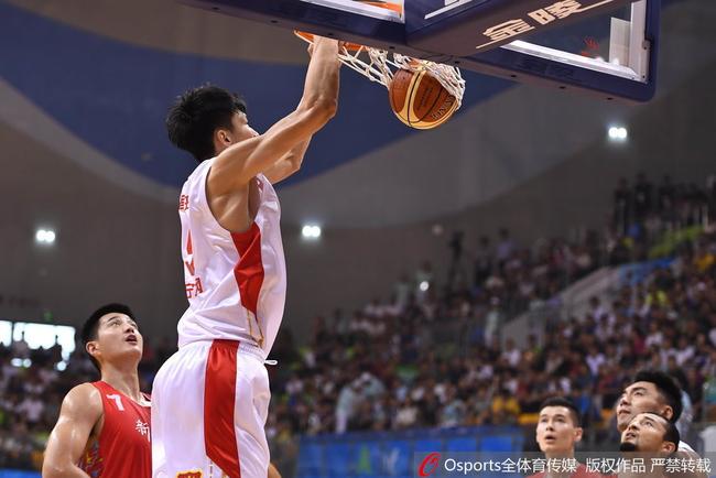 周琦在比赛中暴扣