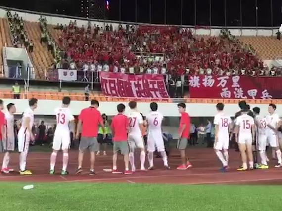 上港全队疯狂庆祝晋级