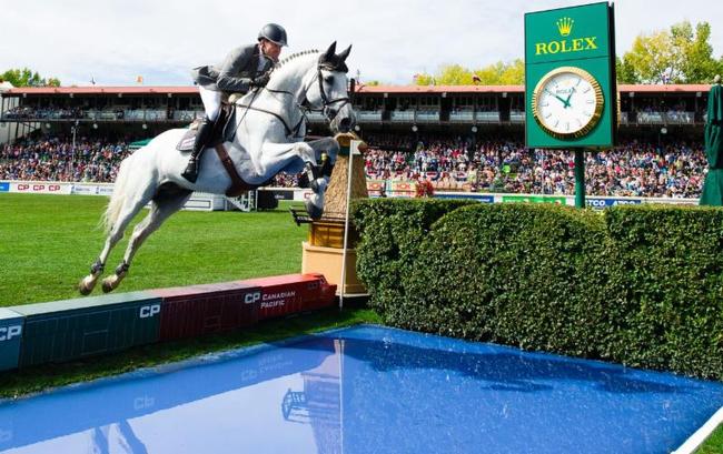 冠军得主菲利普与爱马跨越障碍