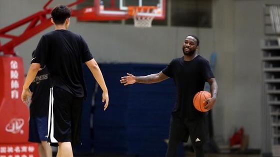 山东训练劳森亮相与队友合练