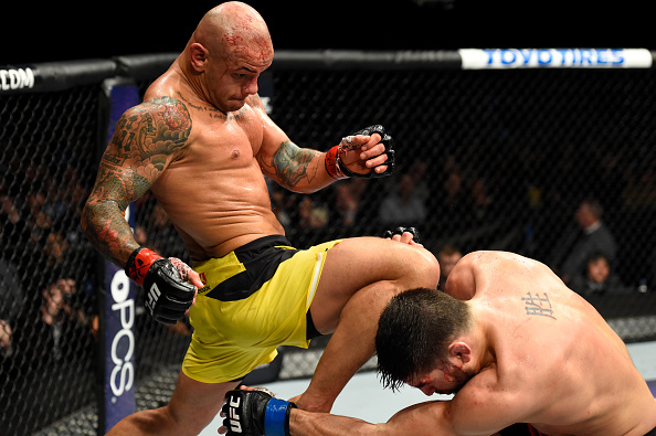 埃尔维斯在UFC210中飞膝命中帕特里克头部