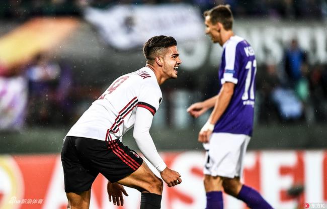 安德烈-席尔瓦在本场比赛中迎来爆发，完成了帽子戏法