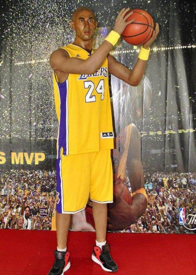 辣眼睛这居然是科比的蜡像你跟蜗壳多大仇