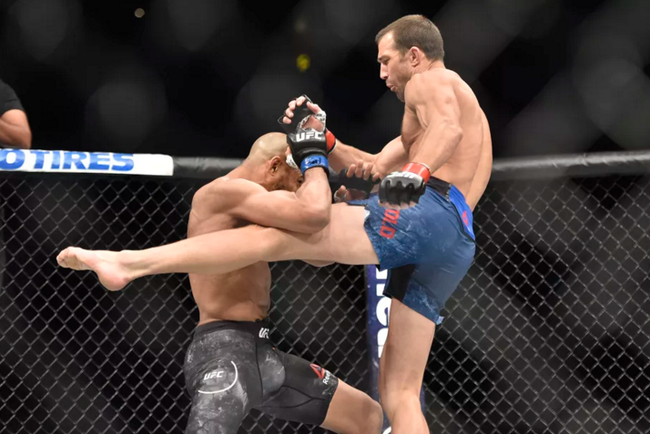 洛克霍德在第二回合终结击败了11连胜的布兰奇