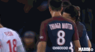 阿尔维斯抢走卡瓦尼的任意球