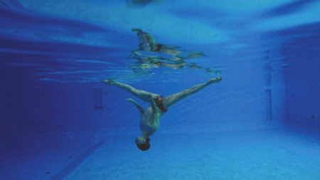 耿耀志在水下的精彩表演。