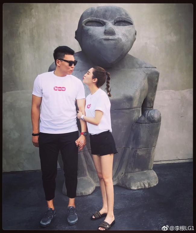 李根夫妇亲密合影