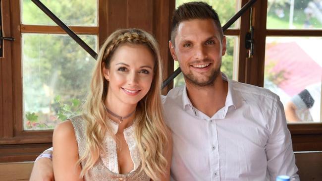 拜仁门将乌尔赖希和妻子Lisa