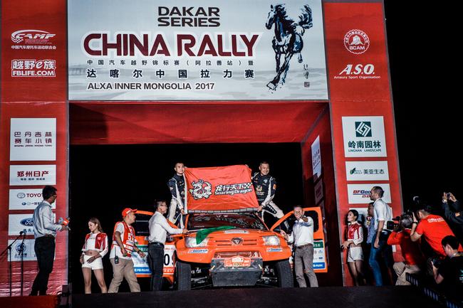 龙行天下拉力车队陈峰与领航王毅成出战