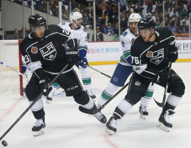 洛杉矶国王队球员达斯汀·布朗（左一）与队友乔尼·布罗德辛斯基（右一）新华社记者丁汀摄