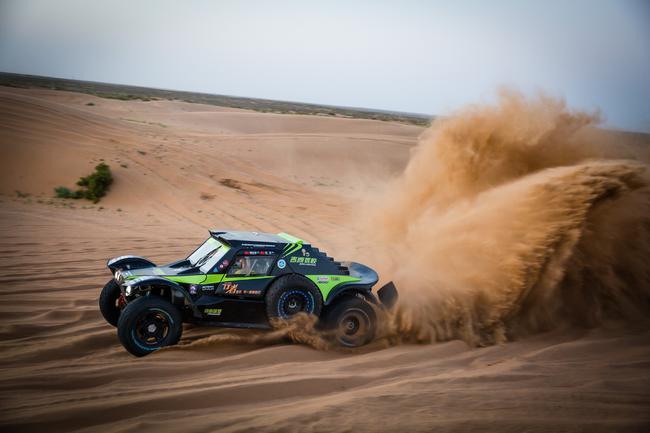 达喀尔中国拉力赛盛大开幕 硬虎巴吉赛车再度出击