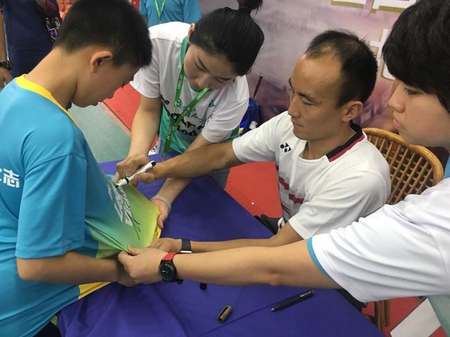 杜鹏宇给小球迷签名