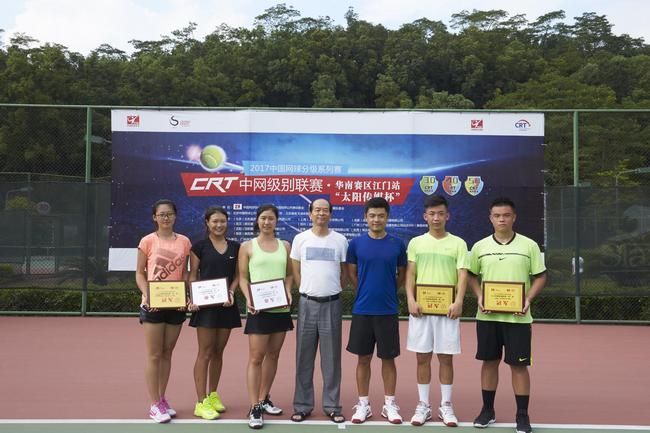 冠亚军选手合影